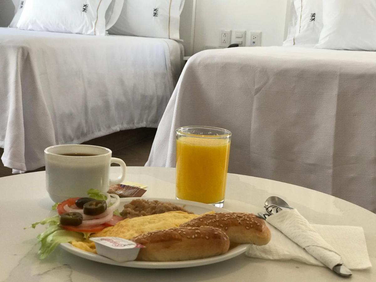 Six Hotel Guadalajara Degollado מראה חיצוני תמונה